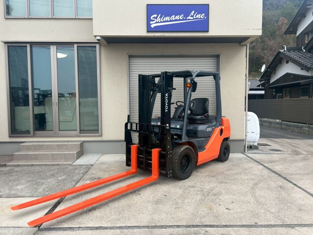トヨタ　2.5ｔ　フォークシフト　長爪